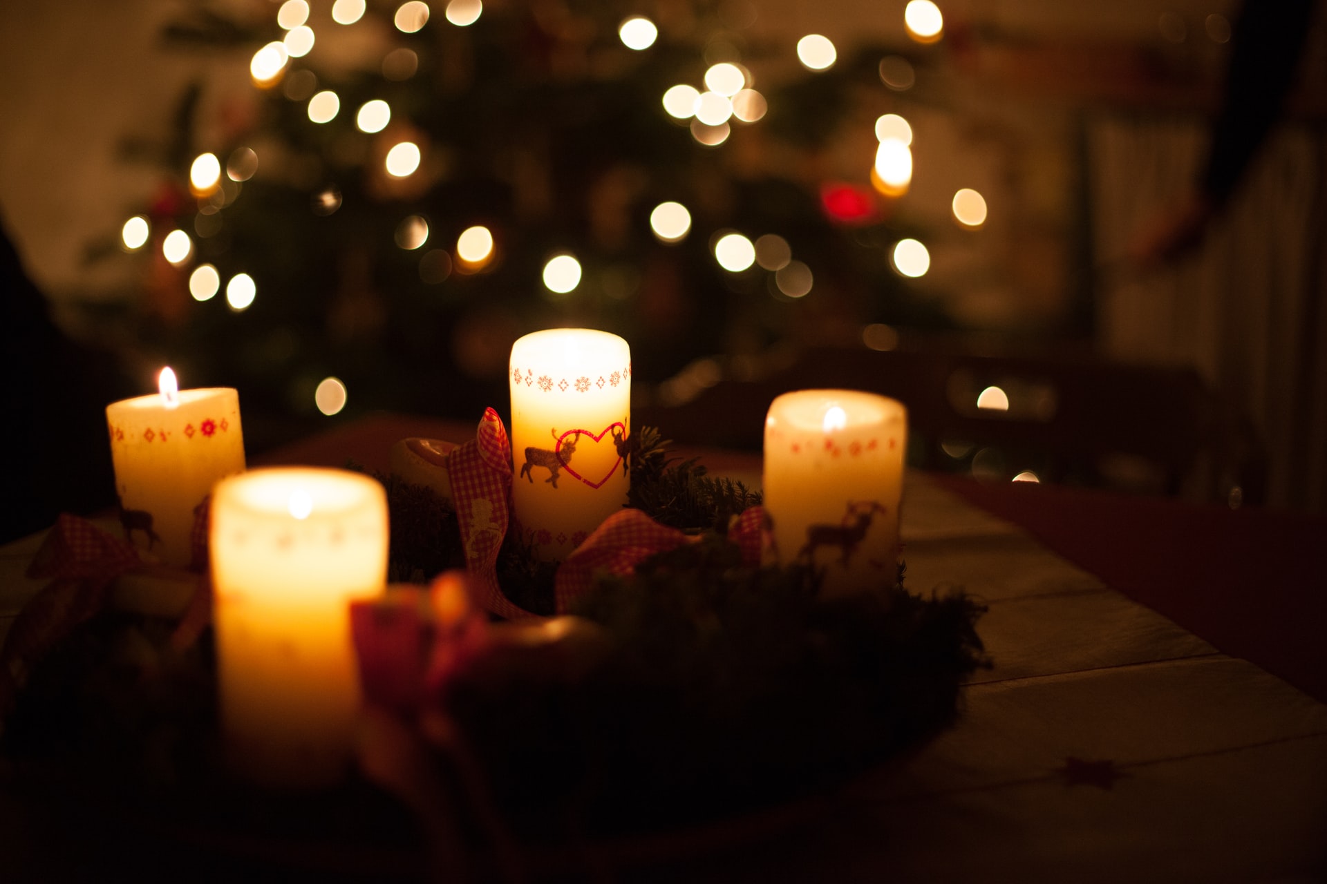 az adventi koszorú körül